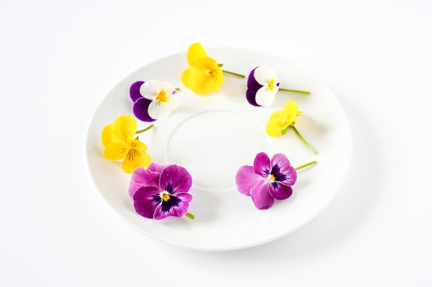 talerz z kompozycją potraw